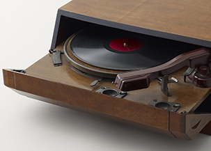 こだわり伝わる木製カバー【1938(昭和13年) 前面開閉式レコードプレーヤー】